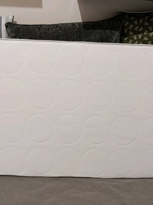 IKEA foam mattress like new, 140x70cm with LENAST protector