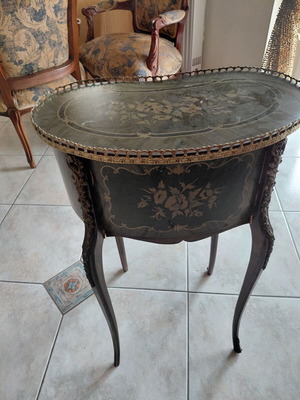 Vintage Louis XV kidney side table like new