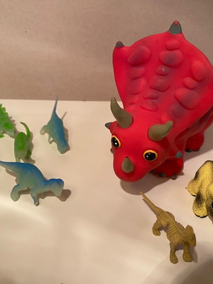 Set of 9 plastic dinosaurs like new