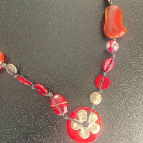 Pendant necklace used with red stones