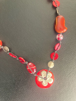 Pendant necklace used with red stones