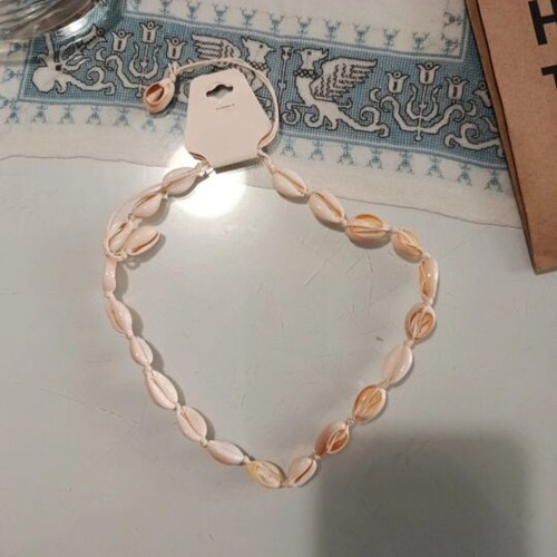 Summer necklace with shells new, beige