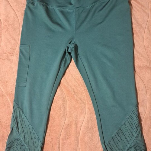 Sports leggings green size 42 like new with pocket and mesh details