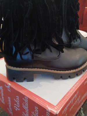 Boots size 29 like new with black fringes