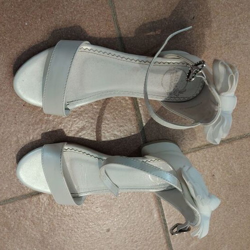 Nelli Blu white girl sandals size 32 like new with bow and heart buckle