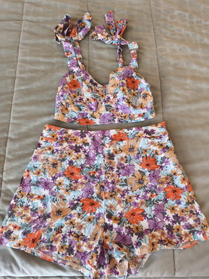 Σετ σορτς και crop top σαν καινούργιο, μέγεθος medium, πολύχρωμο