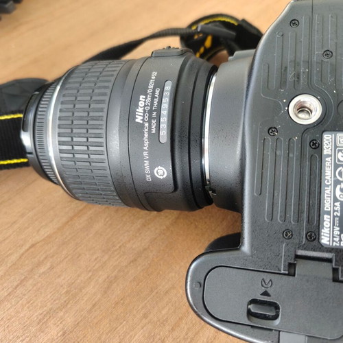 Nikon D3200 DSLR 24.2MP with 18-55mm VR lens like new