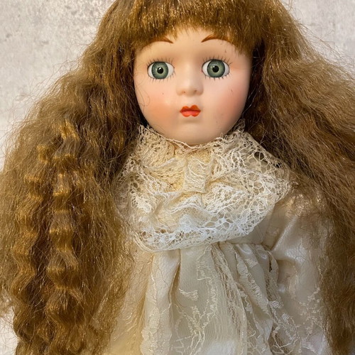 Vintage porcelain doll Heritage Mint ltd 1988, 1989 used