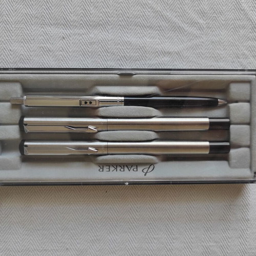 Parker pen and 2 pens set like new