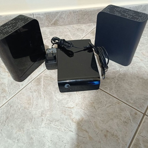 Pack of 3 external 3.5" hard drives, 2.75 TB total, with power supply and USB cable