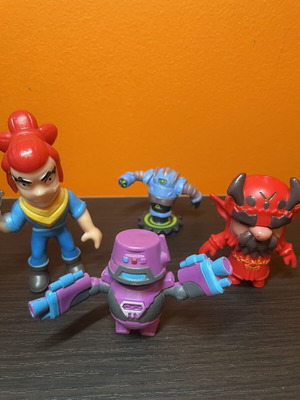 Set of 4 figures like new