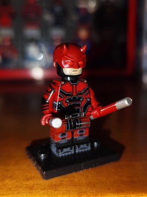 Daredevil Netflix Suit φιγούρα σαν καινούργιο με βάση και δύο κόκκινα ρόπαλα