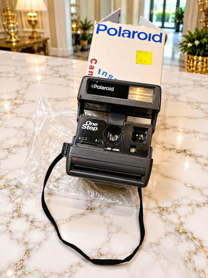 Polaroid OneStep 600 instant camera σαν καινούργιο με κουτί
