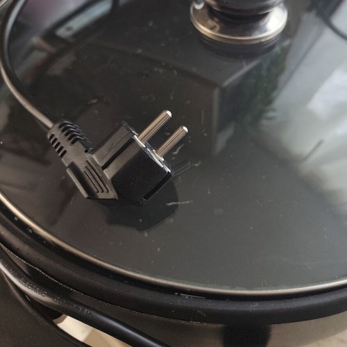 Electric grill 1500 W used, 7.5 lt capacity, 40 cm diameter