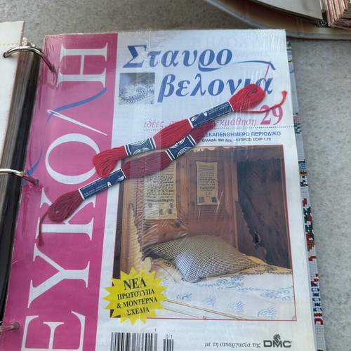 Easy Cross Stitch Magazines new, 36 issues with 2 binders