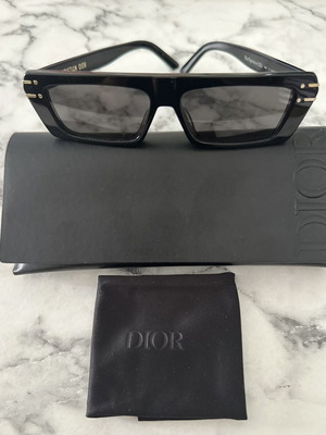 Christian Dior Diorsignature S2U 10A0 01A 54 sunglasses like new, black