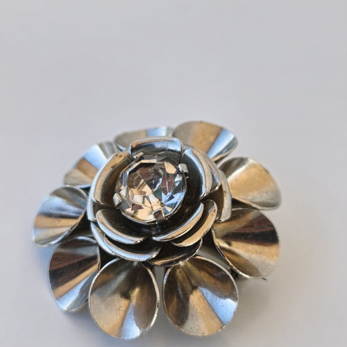Vintage flower brooch with silver metal and rhinestone