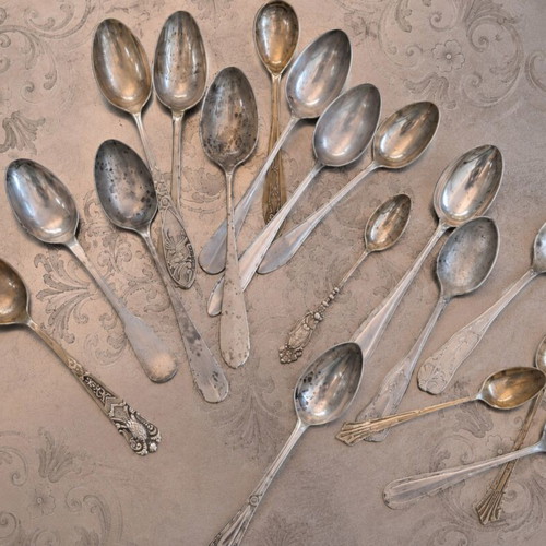 Vintage collectible spoons set of 18 used, assorted materials