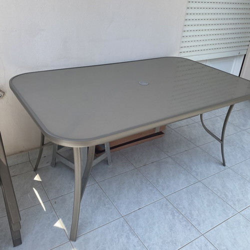 Garden umbrella and table like new, table 90x150 cm, umbrella 225 cm height
