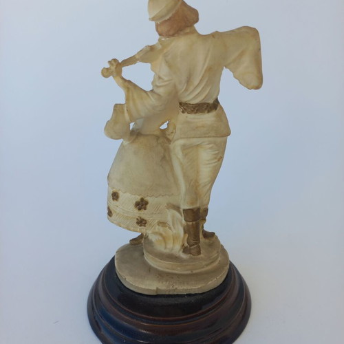 Vintage couple figurine like new resin with wooden base