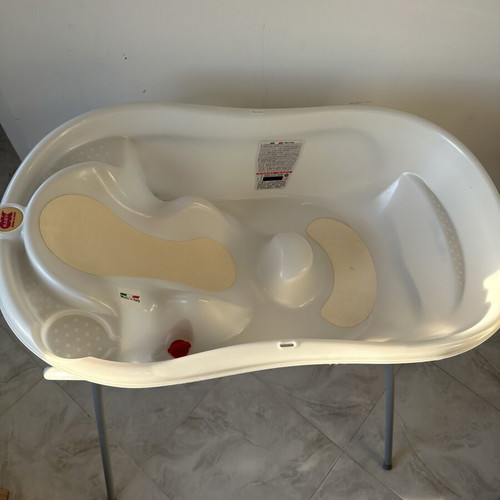 Baby bath with stand like new