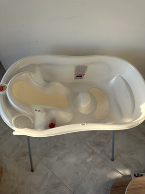 Baby bath with stand like new
