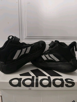 Adidas παιδικά αθλητικά παπούτσια μεταχειρισμένα, μέγεθος 30, μαύρα