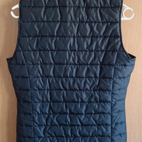 Black sleeveless vest like new, size M with slim fit