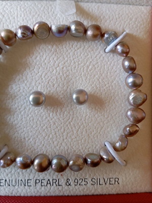 Bracelet and earrings set like new