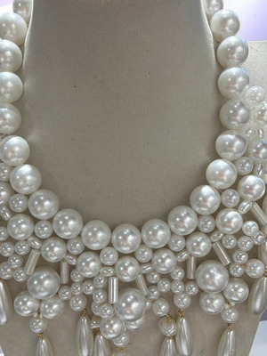 Necklace new, white