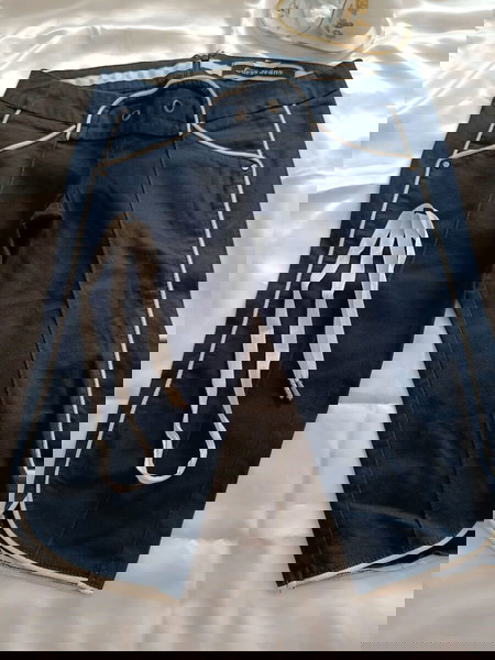 Γυναικείο GUESS κάπρι παντελόνι navy με λευκές λεπτομέρειες – άριστη κατάσταση