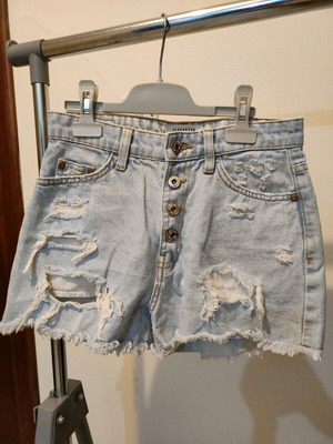 Σορτσάκι denim ανοιχτό ντενιμ, μεταχειρισμένο, σκισμένο, baggy fit Terranova