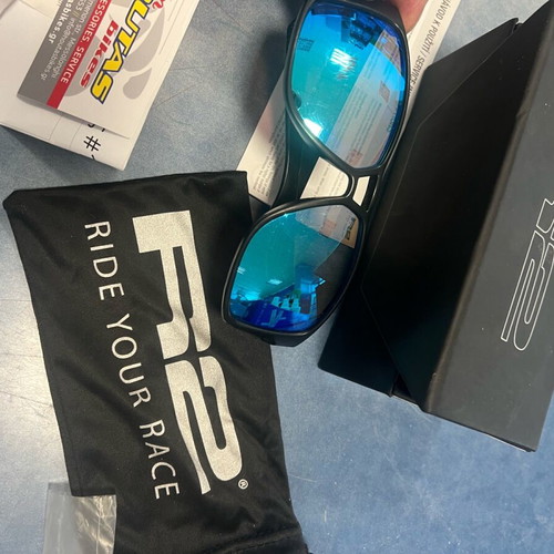 R2 Model tr 90 sunglasses used, black and blue