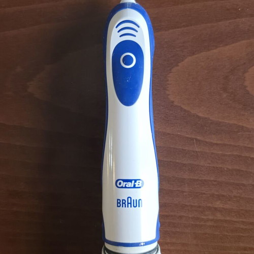 Oral-B Braun electric toothbrush like new, blue