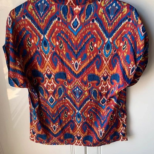 Set of two women's short-sleeve shirts size Medium like new