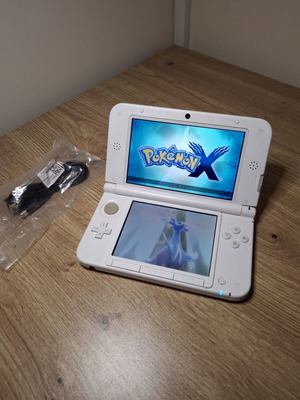 Nintendo 3DS XL White Pearl like new with charger and free game