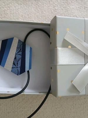 Κρεμαστό λαιμού καινούργιο χειροποίητο, μαύρο και μπλε