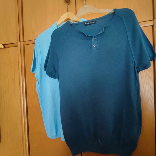 Chino pant and 2 plain T-shirts like new, size M, blue