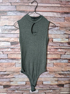 Sleeveless bodysuit used with neckline opening gray size M