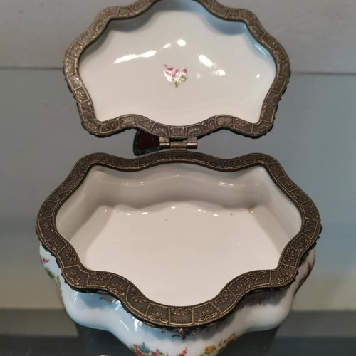 Limoges porcelain jewelry box used with butterfly decoration
