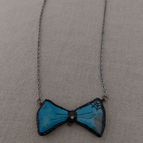 Necklace used, short bow pendant, blue and black