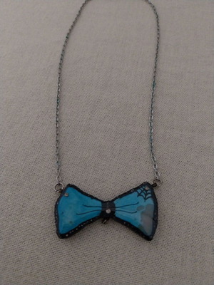 Necklace used, short bow pendant, blue and black