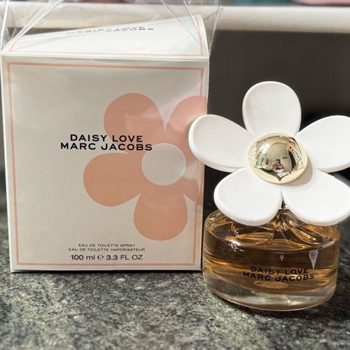 Marc Jacobs Daisy Love Eau de Toilette 100ml with gift pouch