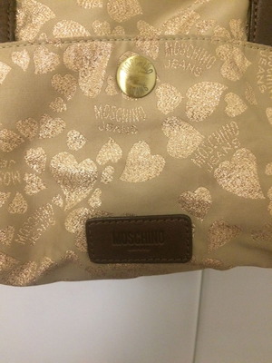 Τσάντα ώμου Moschino vintage μεταχειρισμένη, δέρμα και ύφασμα, χρυσή με καρδούλες