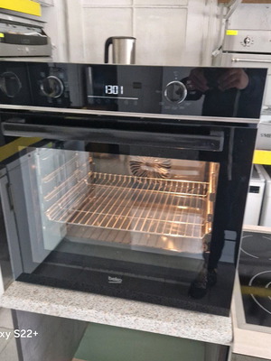 Φούρνος εντοιχιζόμενος Beko σαν καινούργιος, μαύρο γυαλί, λειτουργία ατμού
