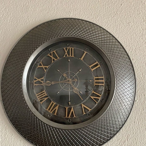 Gray wall clock like new, analog