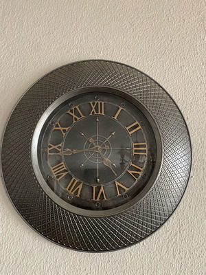 Gray wall clock like new, analog