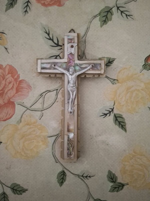 Jerusalem wall crucifix silver plated like new with shell background