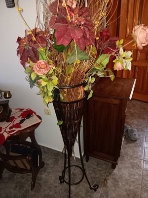 Flower stands like new with flowers