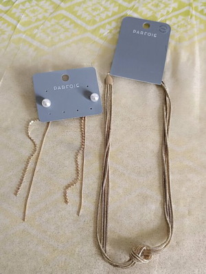 Parfois necklace and earrings like new, gold color